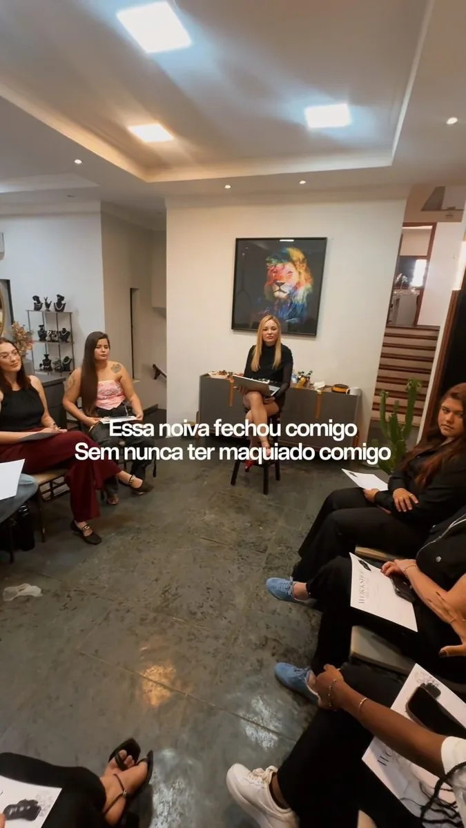 Amanda Roberta conduzindo uma turma em encontro de formação